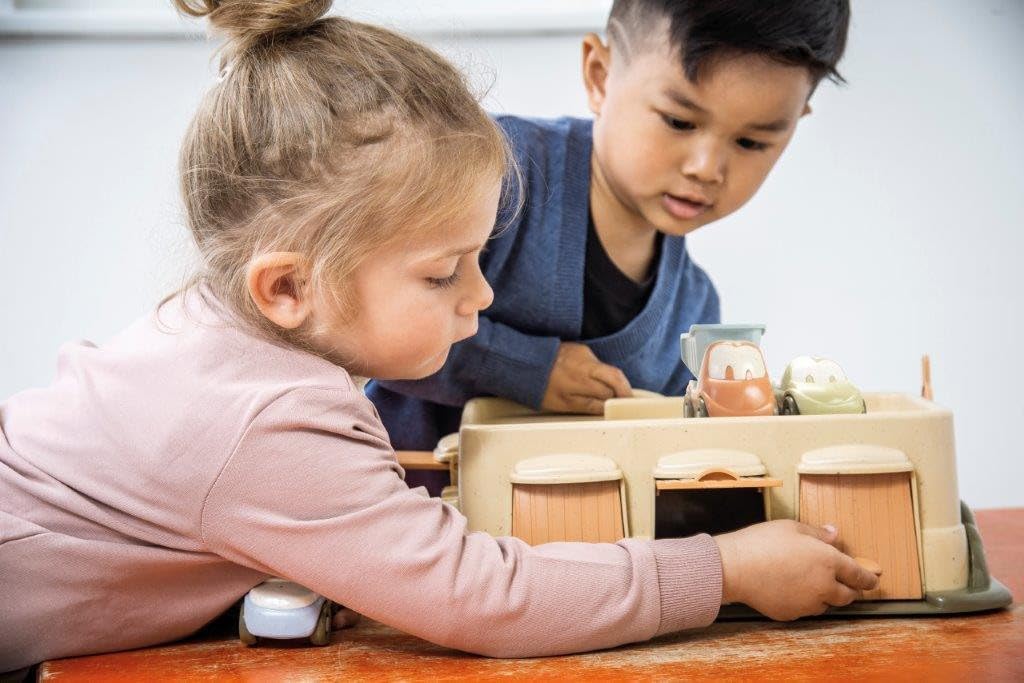 Dantoy 5651 BIO Garage - Spielset mit 3 Autos aus Biokunststoff Dantoy 5651 BIO Garage - Spielset mit 3 Autos aus Biokunststoff