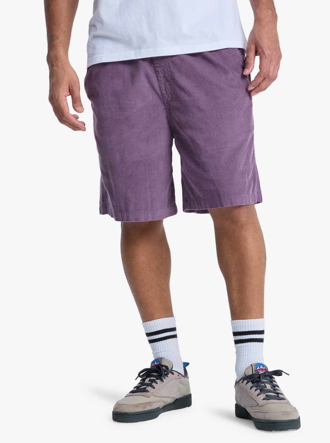 Bekleidung, Kurze Hosen, Schuh, Sneaker, Person