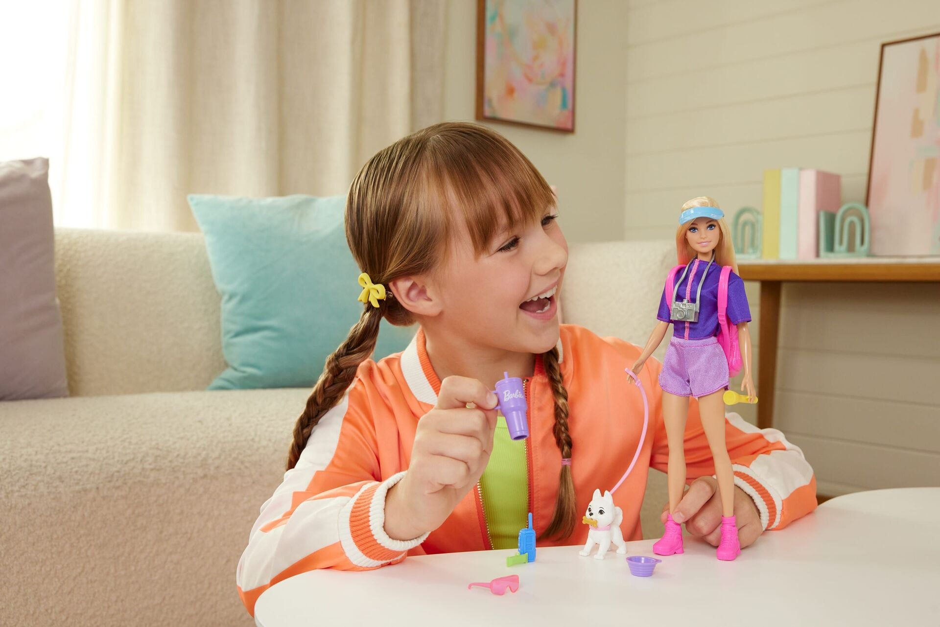 Puppe - Mattel - Barbie Outdoor-Abenteuer Modepuppe Malibu mit mehr als 10 Zubehörteilen zum Thema Camping, darunter ein