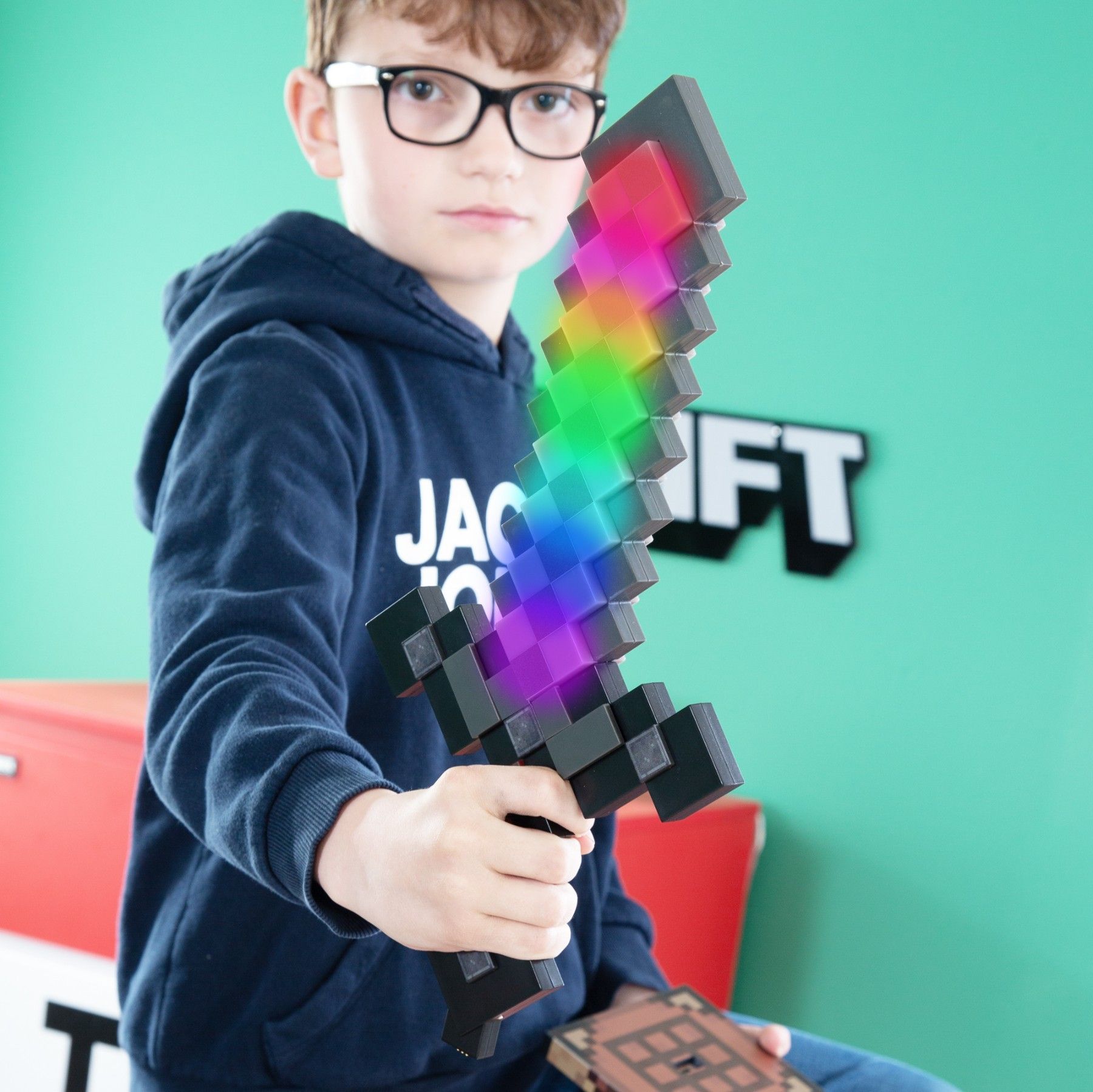 Roba 354133MC LED-Schwert 'Minecraft' Netherite - Tischlampe mit 9 Farben & Akku - Produktbild 3