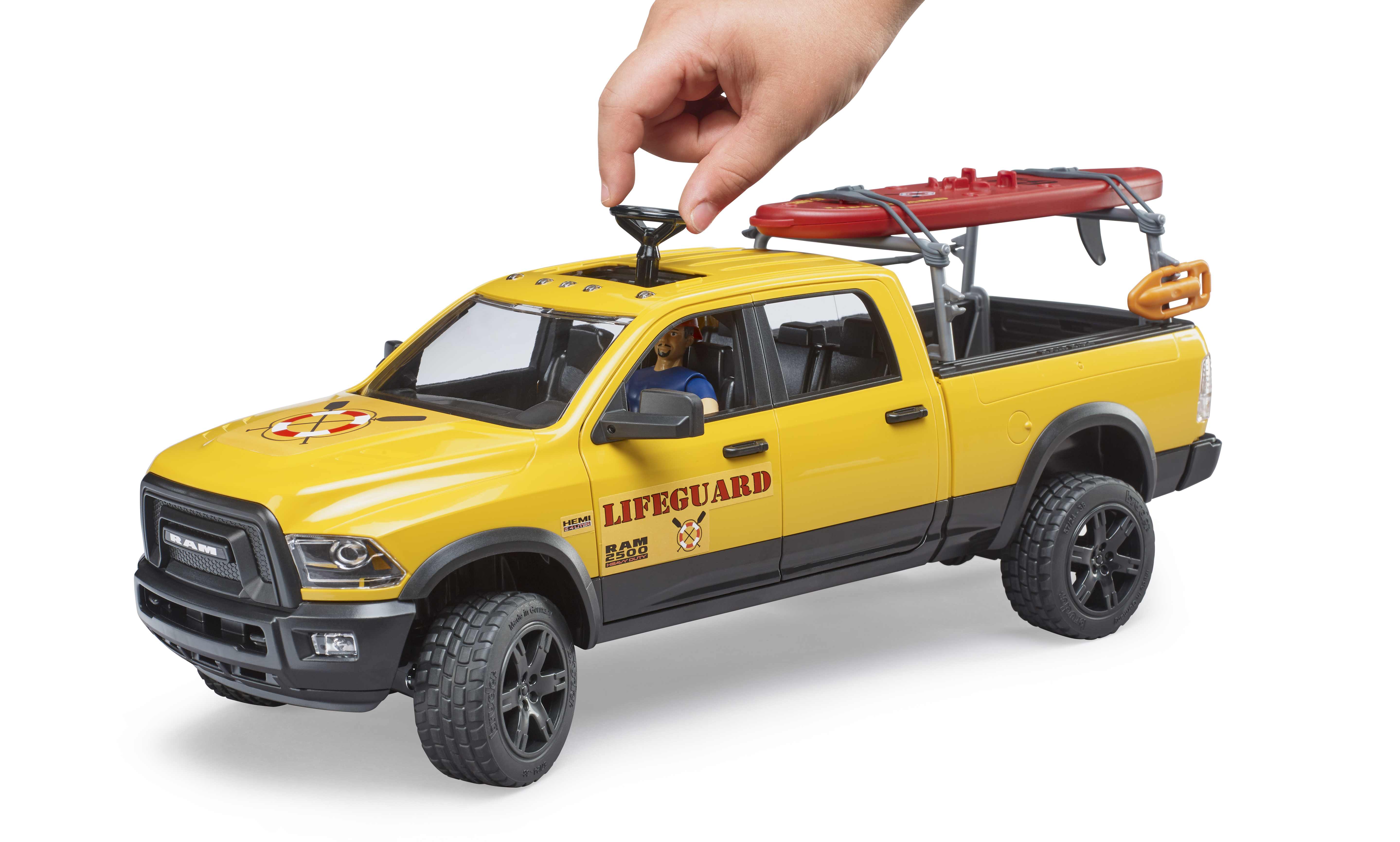 BRUDER 02506 - RAM 2500 Power Wagon Life Guard mit Figur, Stand Up Paddle und Light & Sound Modul - Bild 3