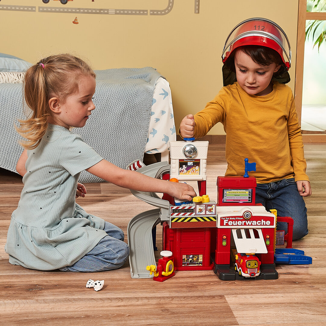 VTech Tut Tut Baby Flitzer Feuerwache, interaktives Spielgebäude ab 1 Jahr VTech Tut Tut Baby Flitzer Feuerwache aus Kunststoff mit 3 Liedern & 6 Melodien, 4 magischen Sensoren, Feuer-Spielstein, Löschschlauch, Hundefigur, kindersicher ab 1 J., Kind, Weiblich, Mädchen, Person, Holz