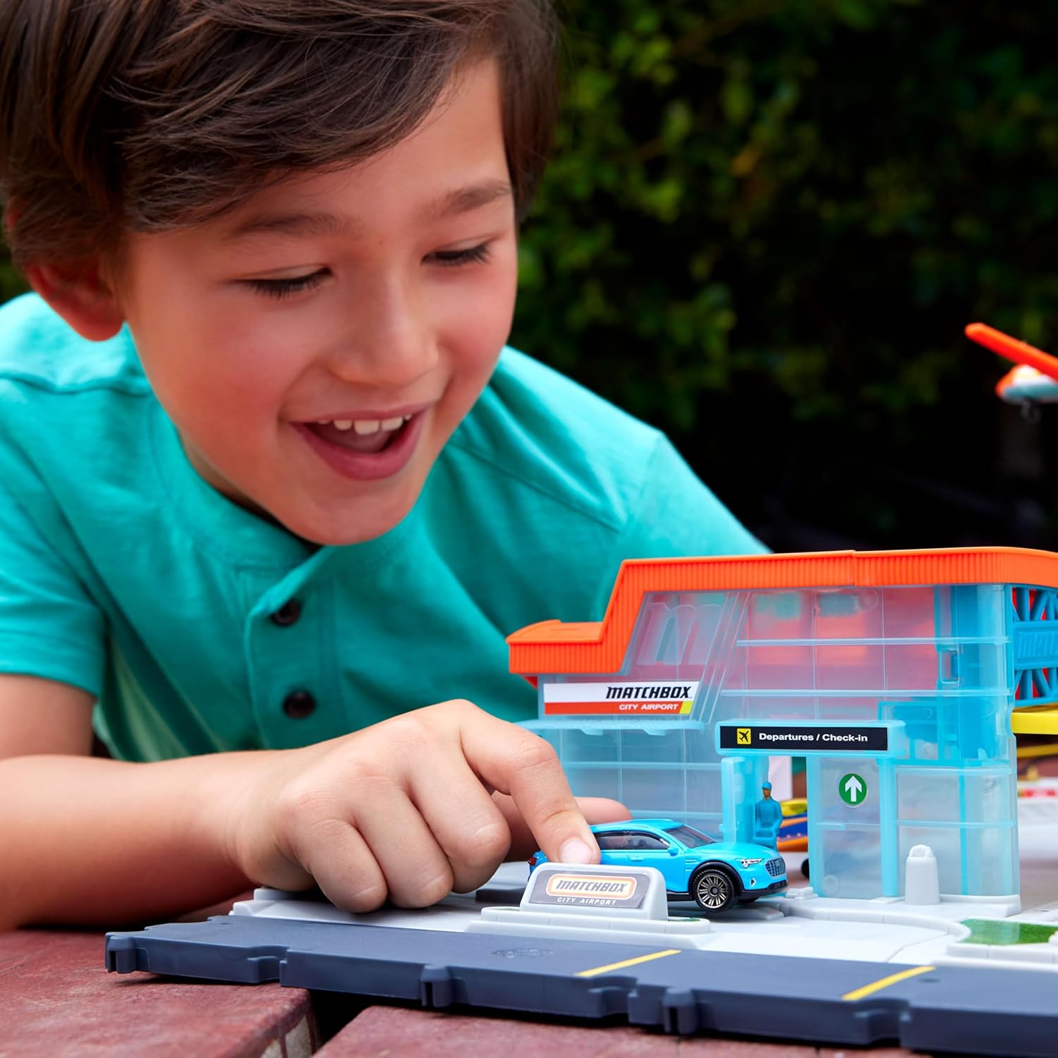 Matchbox Flughafen Abhebe-Abenteuer-Spielset mit 1 Die-Cast-Audi und 1 Flugzeug aus Kunststoff Matchbox Flughafen Abhebe-Abenteuer-Spielset mit 1 Die-Cast-Audi und 1 Flugzeug aus Kunststoff