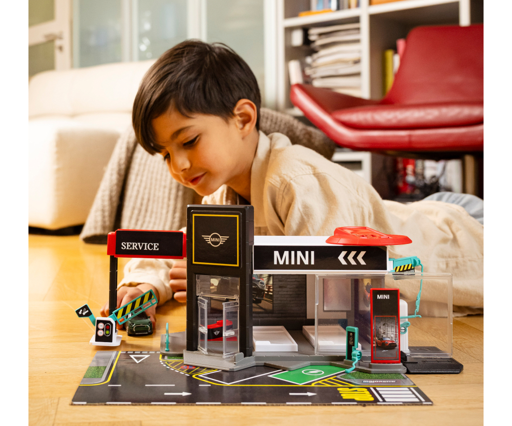 Majorette Mini Showroom Set + 1 Vehicle