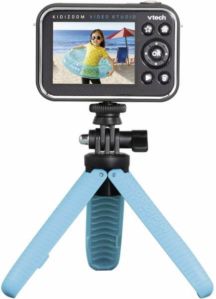 VTech KidiZoom Video Studio HD Kinderkamera mit Greenscreen & HD-Video, ab 5 Jahren VTech KidiZoom Video Studio HD mit Selfie-Linse, Greenscreen, 3 Spielen & 20 Hintergründen, HD-Video bis 720p, 5 MP Kamera, 4× Zoom, Mini-Stativ & USB-Akku, ab 5 Jahren,