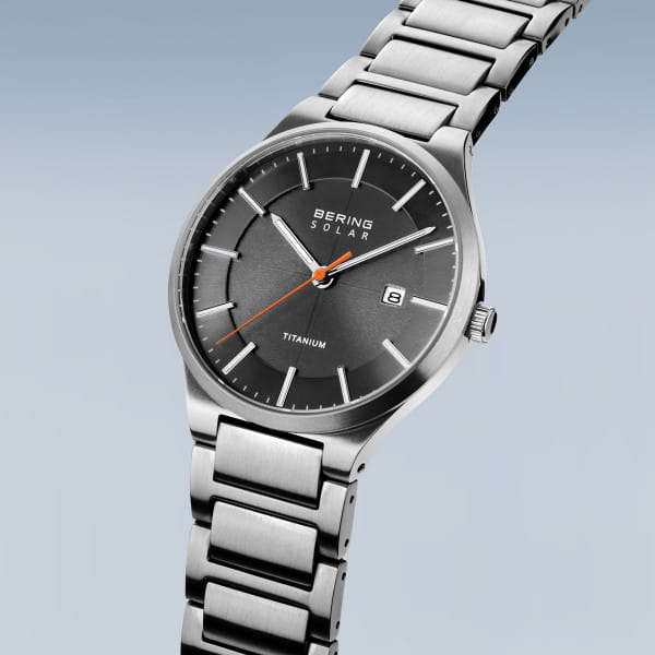 Bering 15239-779 Herrenuhr, Titan/Solar, Silber/Schwarz Bering 15239-779 Herrenuhr, Titan/Solar, Silber/Schwarz