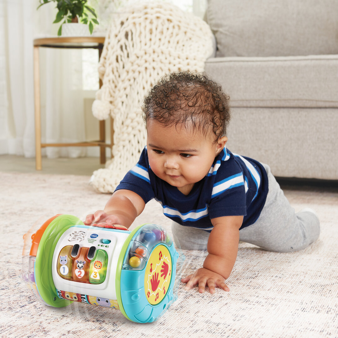 VTech 3-in-1 Rollende Entdecker-Trommel musikalischer Motorik-Spaß ab 9 Monaten VTech 3-in-1 Rollende Entdecker-Trommel in buntem Kunststoff 13,8×18,8 cm, Rollen, Trommeln, 5 Entdeckerseiten mit Leucht-Klavier, Musik 7 Lieder, 18 Melodien, Bewegungssensor, kindersicher, ab 9 Monaten, Person, Gesicht, Kopf, Fotografie, Portrait