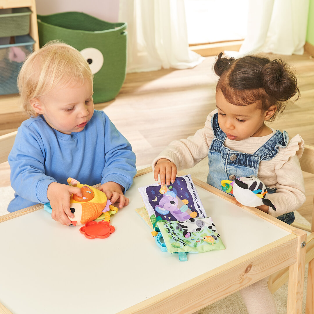 VTech Babys Tierfreunde-Geschenkset Motorik-Spielzeug ab 6 Monaten VTech Babys Tierfreunde-Geschenkset aus 3 Teilen: weiches Stoffbuch, Zebrarassel, Vogel mit Spiegel & Beißhilfe; 6 Lieder, 45 Melodien, 82 % recycelter Plüsch, kindersicher ab 0,5 J., Person, Abspielen, Gesicht, Kopf