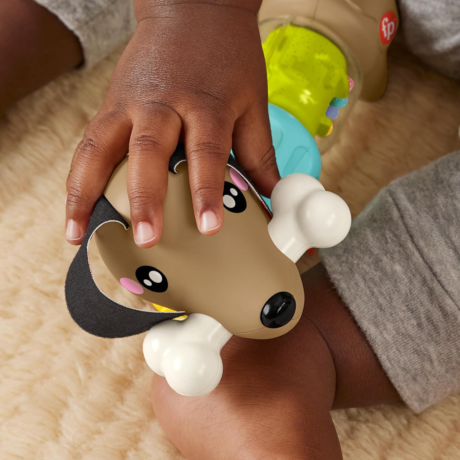 Fisher-Price Versteckter Dreh-Dackel – Interaktives Babyspielzeug (HTW91)