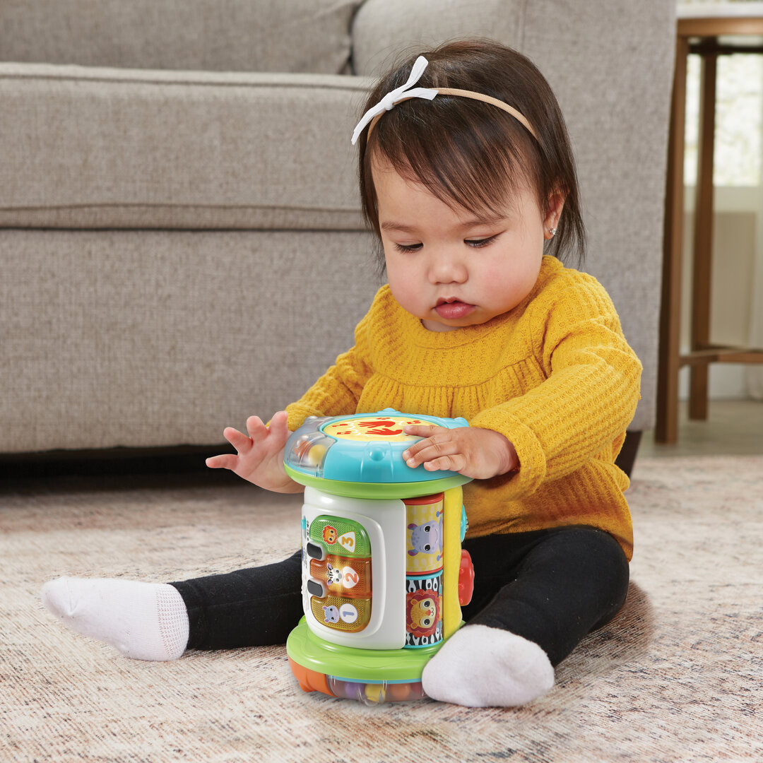 VTech 3-in-1 Rollende Entdecker-Trommel musikalischer Motorik-Spaß ab 9 Monaten VTech 3-in-1 Rollende Entdecker-Trommel in buntem Kunststoff 13,8×18,8 cm, Rollen, Trommeln, 5 Entdeckerseiten mit Leucht-Klavier, Musik 7 Lieder, 18 Melodien, Bewegungssensor, kindersicher, ab 9 Monaten, Kind, Weiblich, Mädchen, Person, Portrait