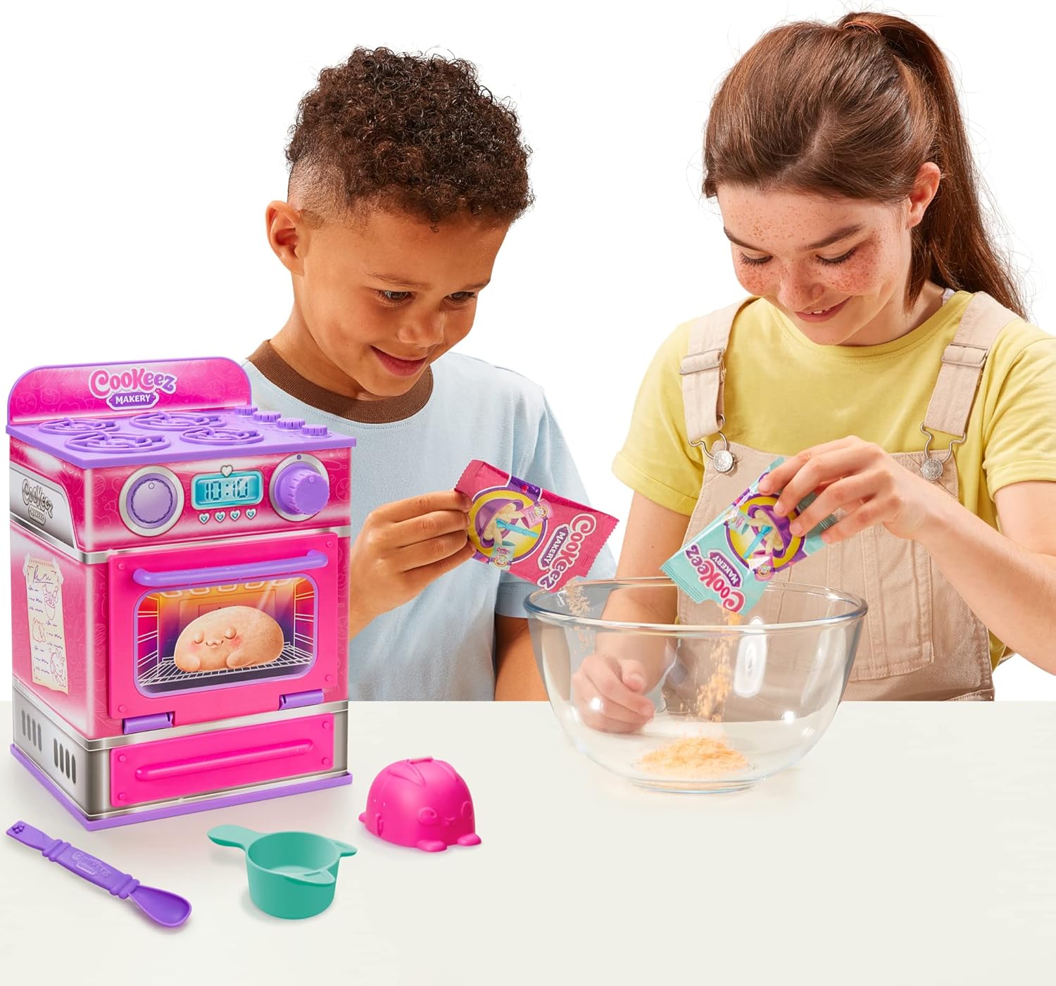 Cookeez Makery Pinker Backofen mit Kuchen, der sich in ein Plüschtier verwandelt Cookeez Makery Backofen in Pink Spielset zum Backen und Verwandeln von Kuchen in Plüschtiere