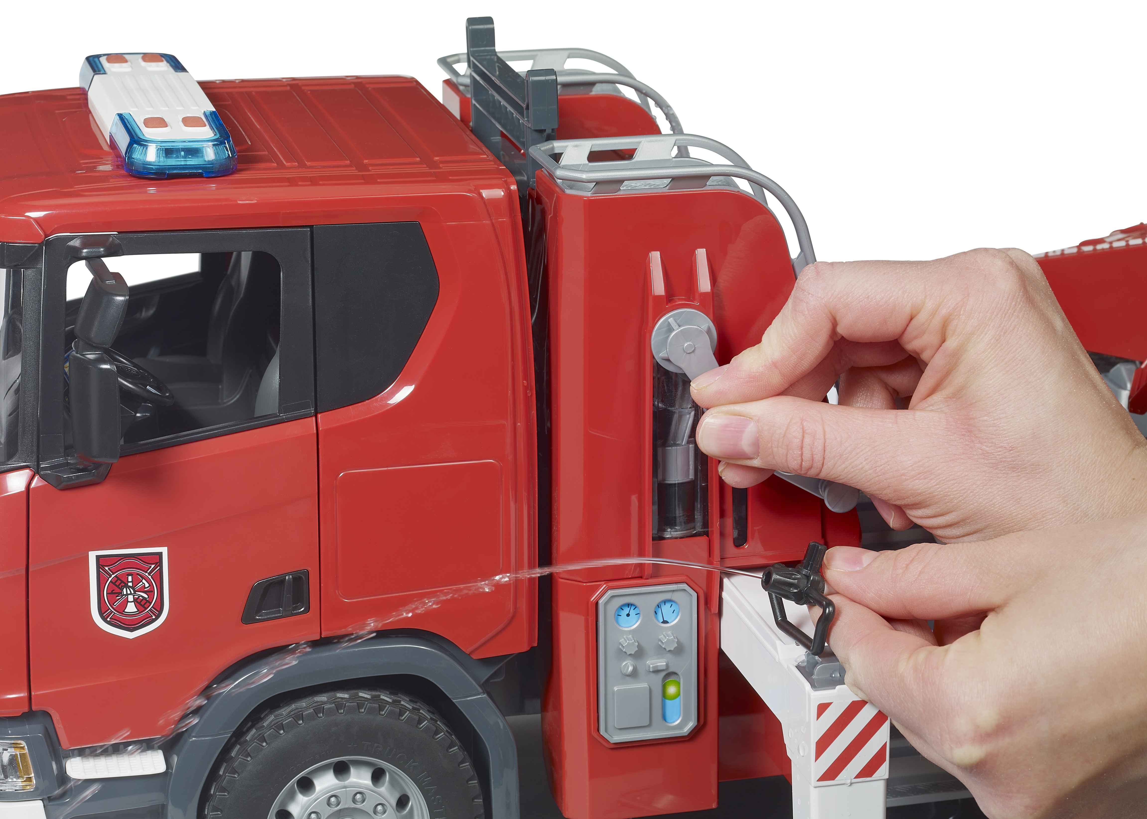 BRUDER 03591 - Scania Super 560R Feuerwehr mit Drehleiter, Wasserpumpe und Light & Sound Modul - Bild 4