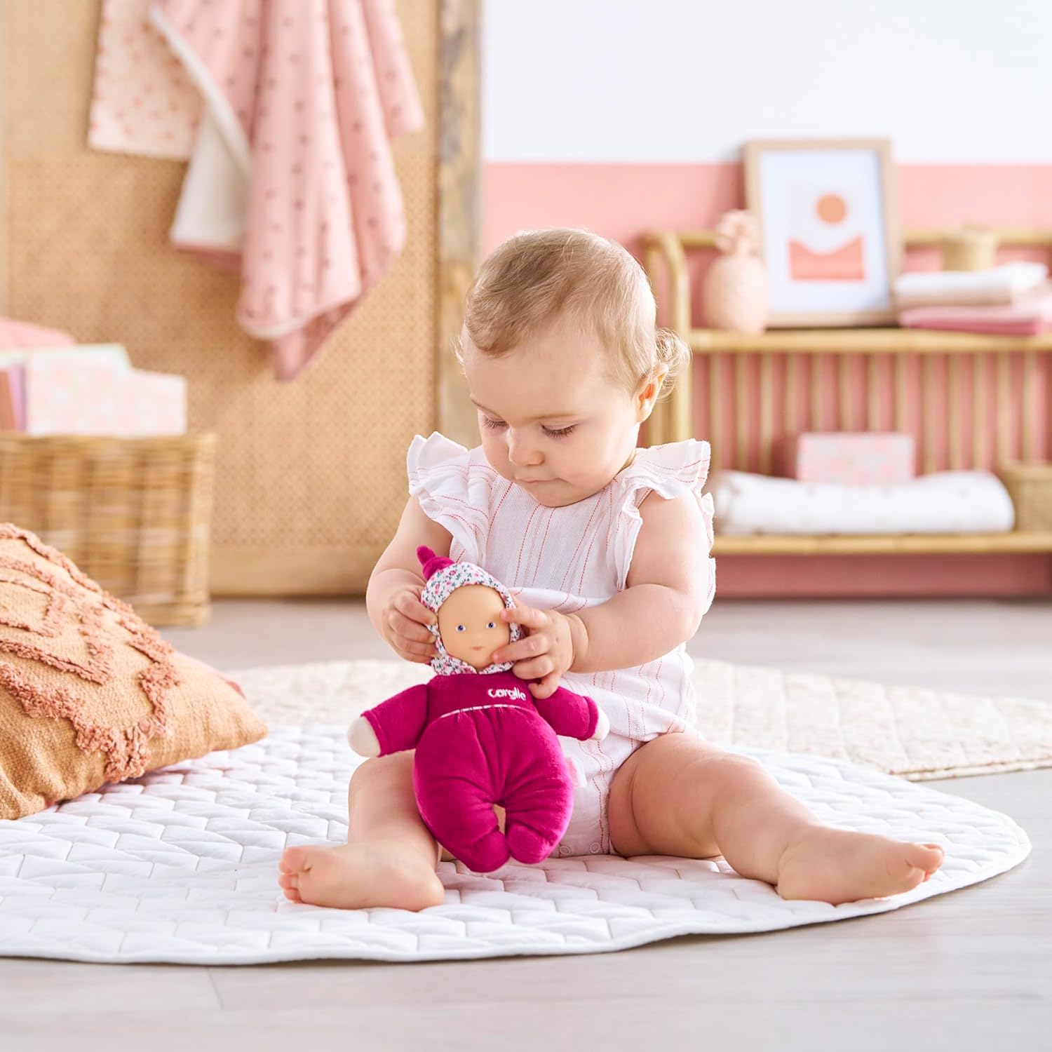Corolle - MDC Babidoux Röschen Stoffpuppe mit Vanilleduft. ab 0 Monaten 9000060060 Person, Sitzen, Baby