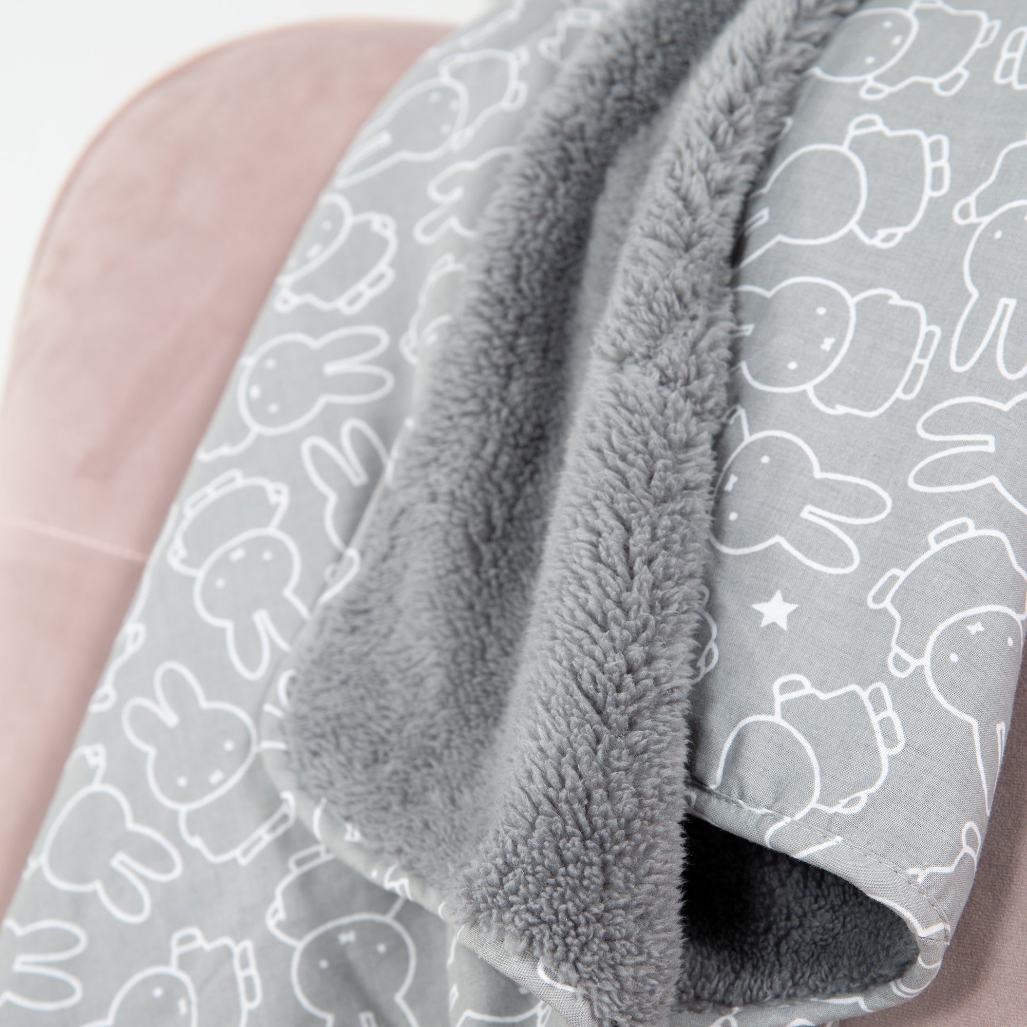 Roba 306100V210 Kuscheldecke Miffy grau – Heim Textilien - Bild 4 Roba 306100V210 Kuscheldecke Miffy grau – Heim Textilien - Produktbild 4
