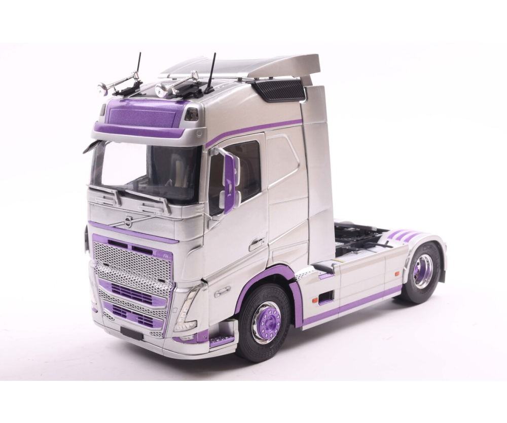 Solido 1:24 Volvo FH Globetrotter XL silb./lila