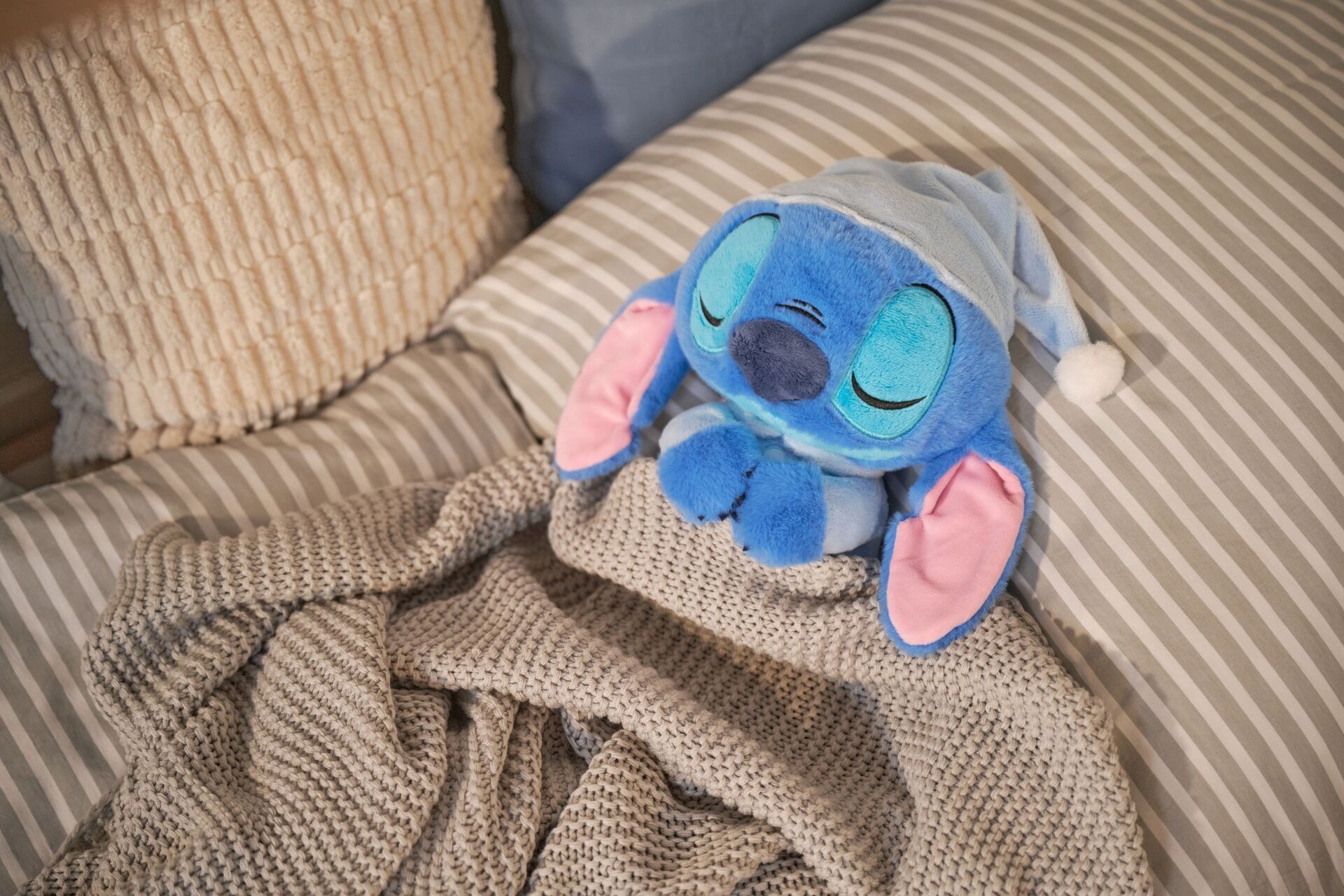 Disney Schlafender Stitch, 31cm - SIMBA - SIMBA 6315870637 Produktfoto - SIMBA - Disney Schlafender Stitch, 31cm - Modell SIMBA 6315870637 Produktbild fuer Online-Shop