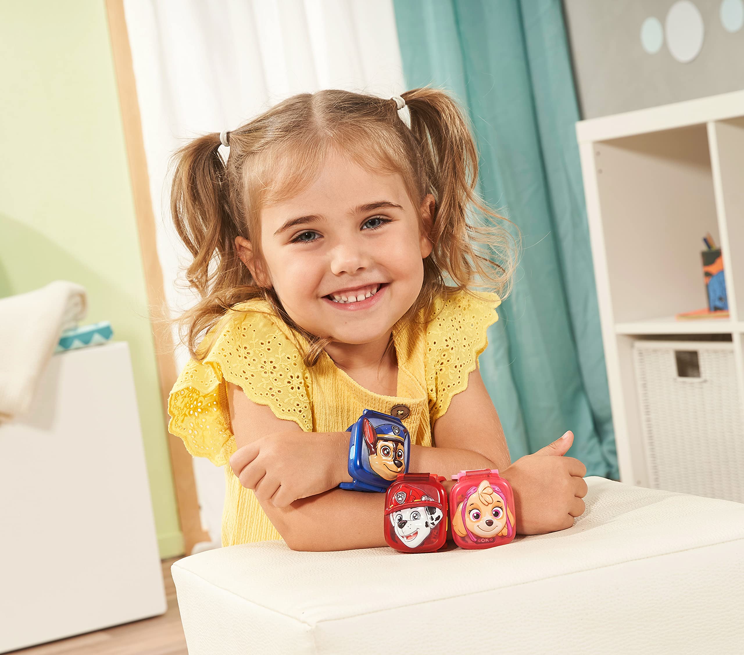 VTech Chase-Lernuhr interaktive Kinderuhr mit Lernspielen ab 3 Jahren VTech Chase-Lernuhr aus Kunststoff mit Chase-Design, 10 Ziffernblättern, Wecker, Timer, Stoppuhr, 4 Lernspiele, Originalstimme, kindersicher, ab 3 J., Kopf, Person, Gesicht, Lächeln, Kind