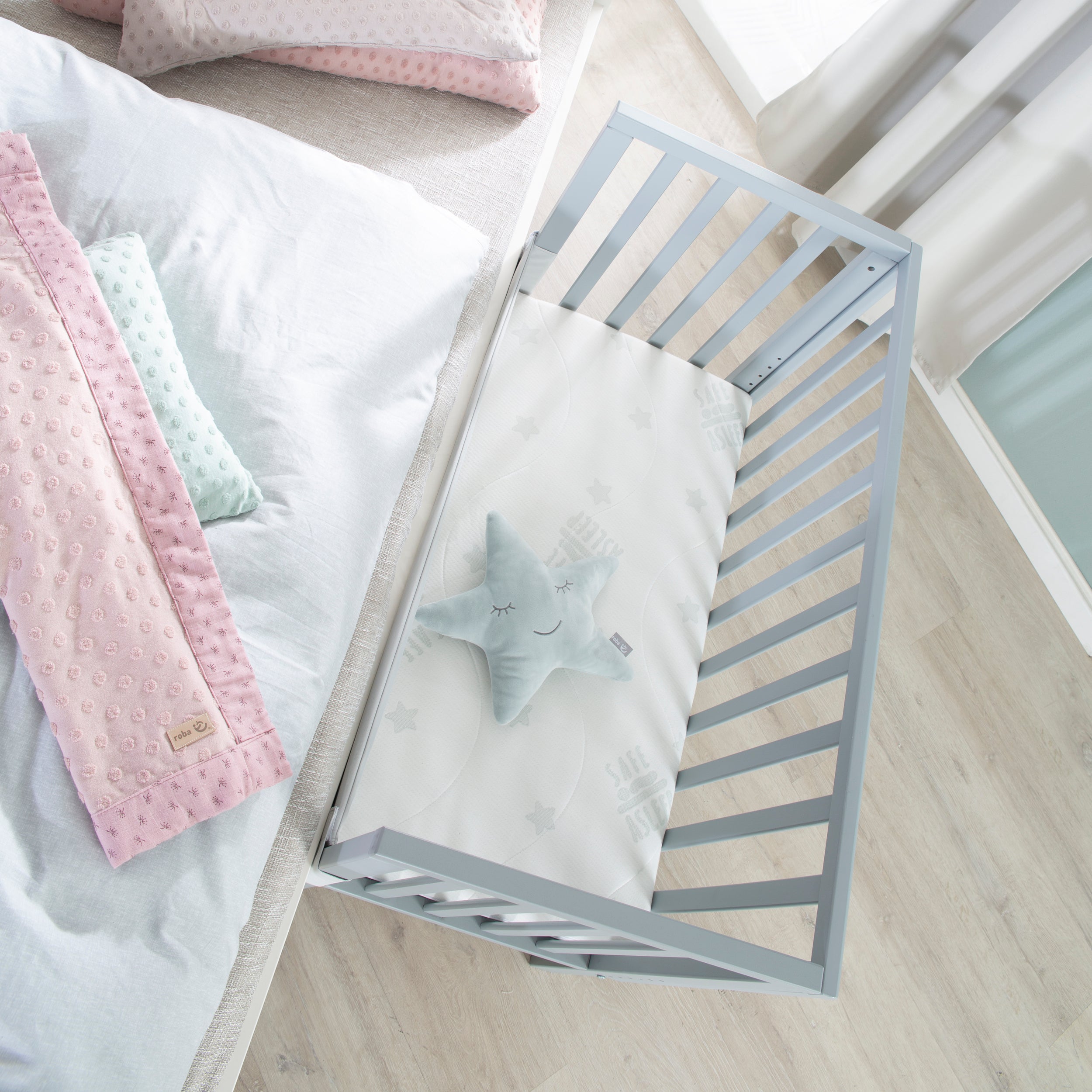 Roba 8970TP1 Beistellbett 2in1 mit Barriere + Matratze taupe – Stubenbetten - Bild 5 Roba 8970TP1 Beistellbett 2in1 mit Barriere + Matratze taupe – Stubenbetten - Produktbild 5