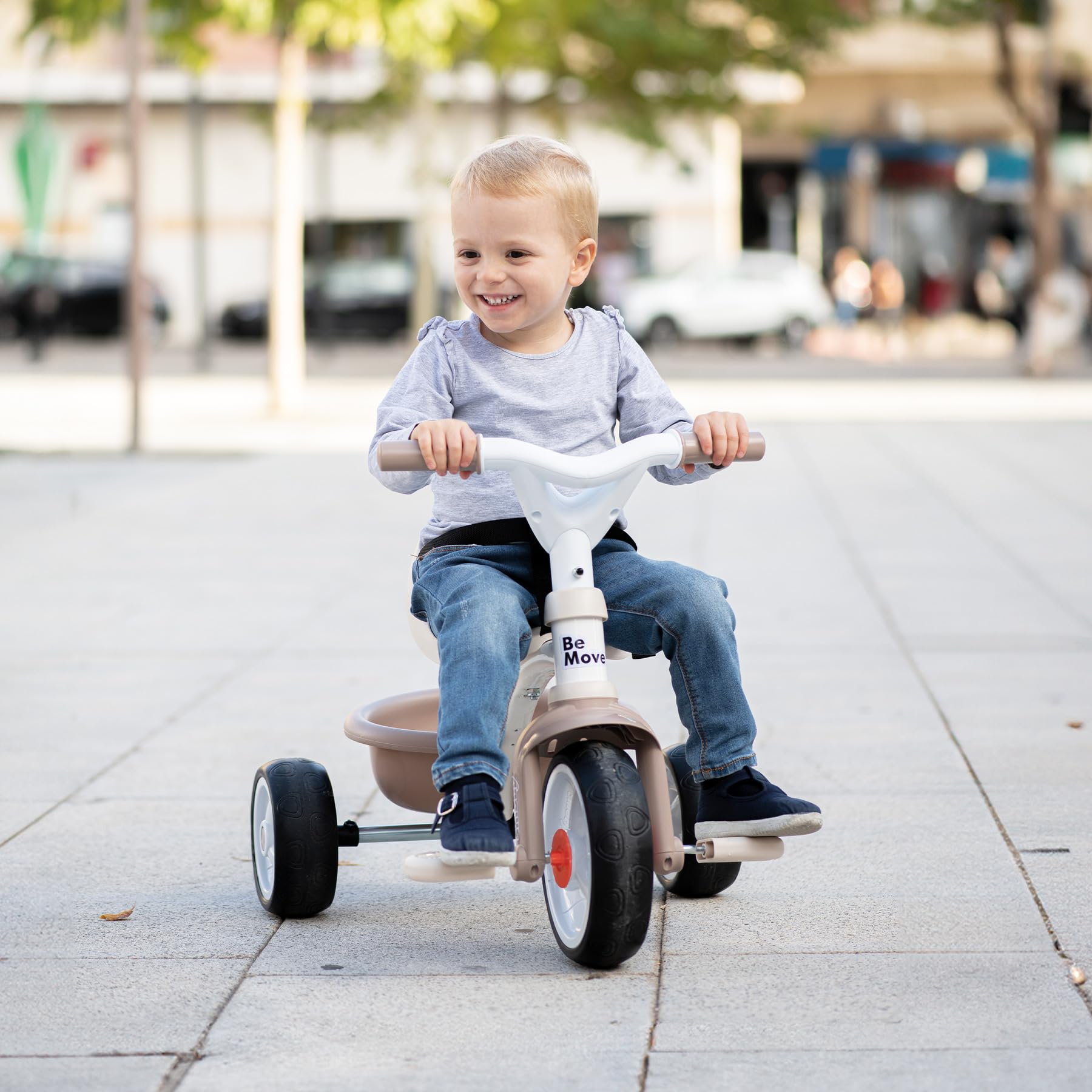 Smoby Be Move Tricycle Beige 2-in-1, verstellbare Elternstange, ab 15 Monaten Smoby Be Move Tricycle Beige 2-in-1 mit ergonomischem Sitz, Sicherheitsgurt, verstellbarer Elternstange bis 95 cm, Free-Wheel, Leichtlaufräder, beige, ca. 68×52×52 cm, Person, Portrait, Dreirad, Junge, Kind