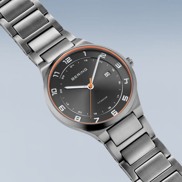 Bering 15139-709 Herrenuhr, Titan, Silber