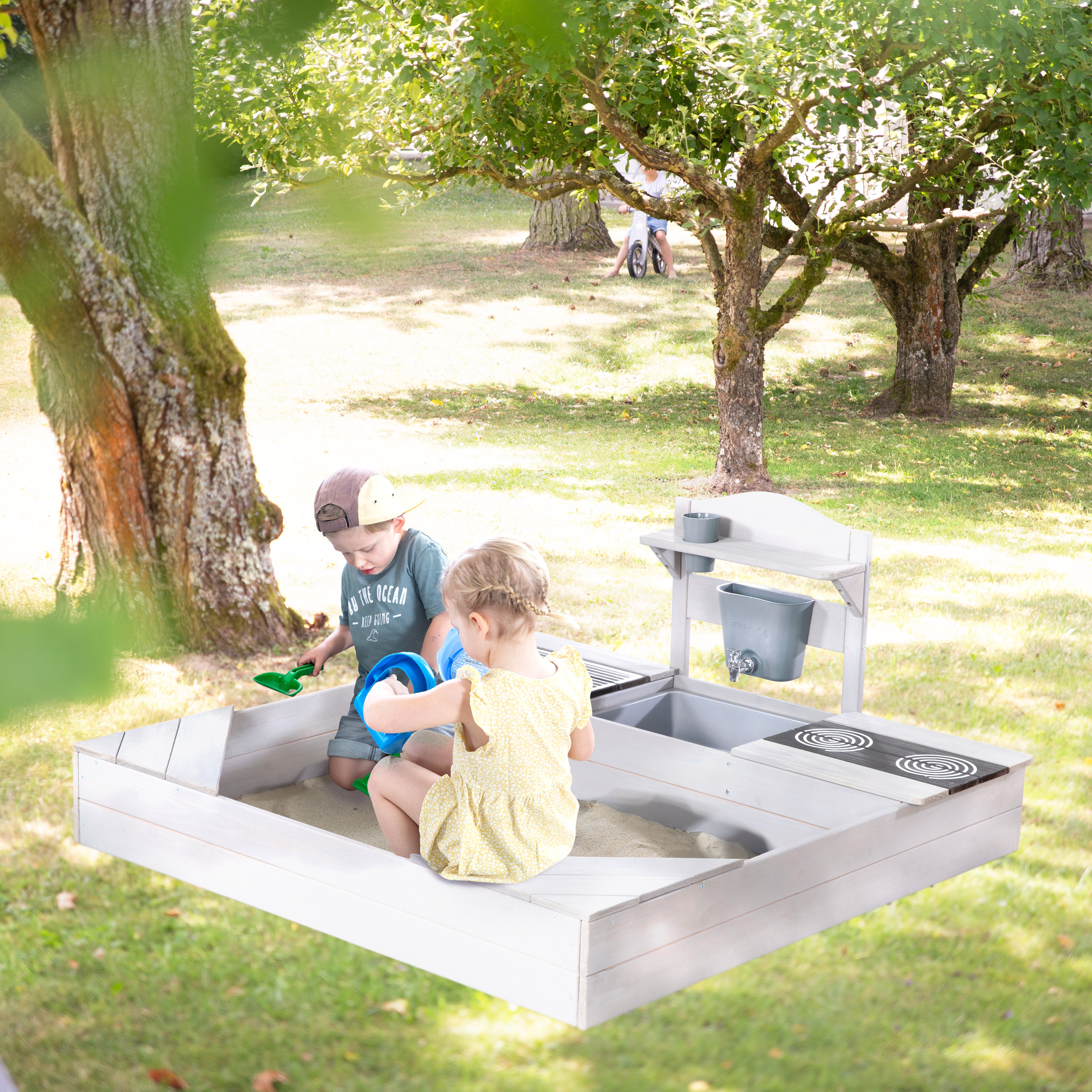 Roba 456061GAZU Sandkasten mit Matschküche + Plane grau – Outdoor + - Bild 2 Roba 456061GAZU Sandkasten mit Matschküche + Plane grau – Outdoor + - Produktbild 2