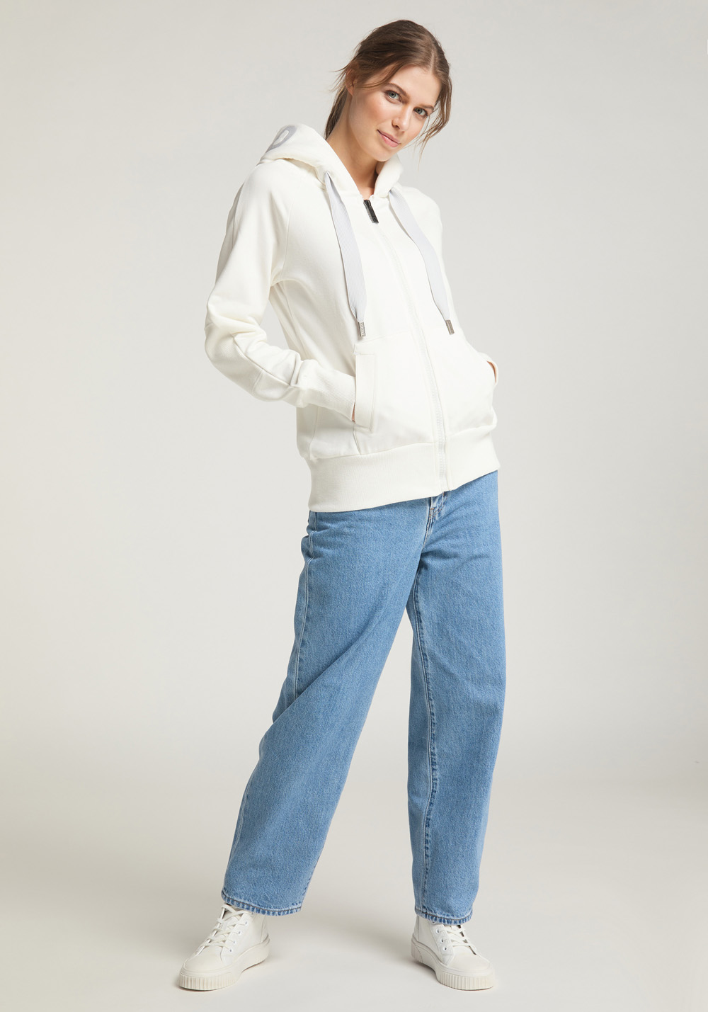 Elbsand Kelda Sweatjacke in cloud white, weisse Damen Kapuzenjacke. Bild 1.