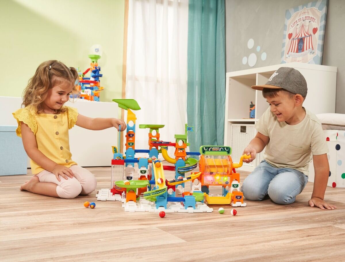 VTech Marble Rush Super Action Set L100 E mit 99 Teilen, 10 Kugeln, Schrauben-Lift, Licht-& Soundeffekten, fördert Motorik & räumliches Denken, ab 4 Jahren,