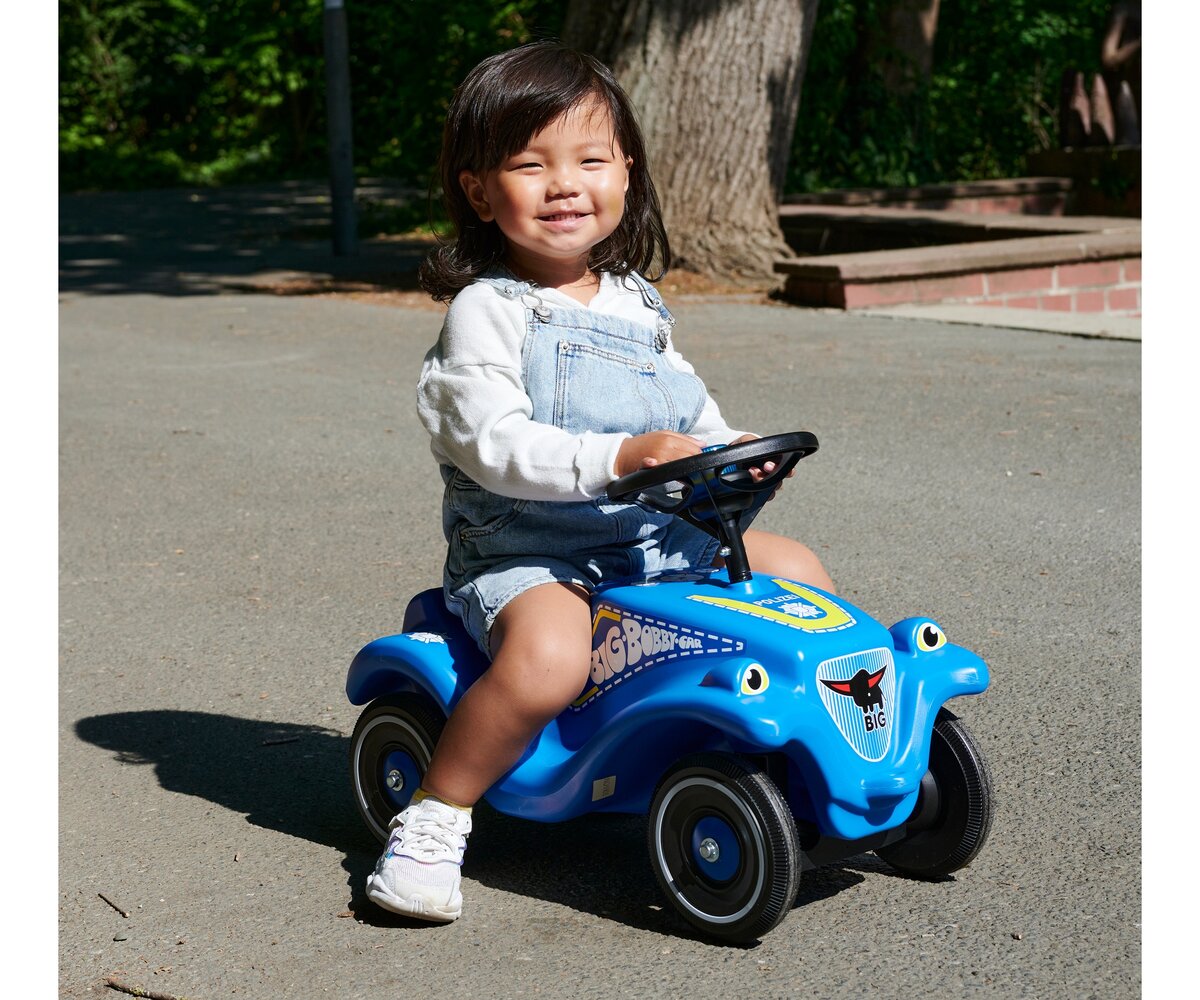 BIG Bobby Car Classic Polizei (800056127) Photographie, Portrait, Sitzend, Kurze Hose, Schuh