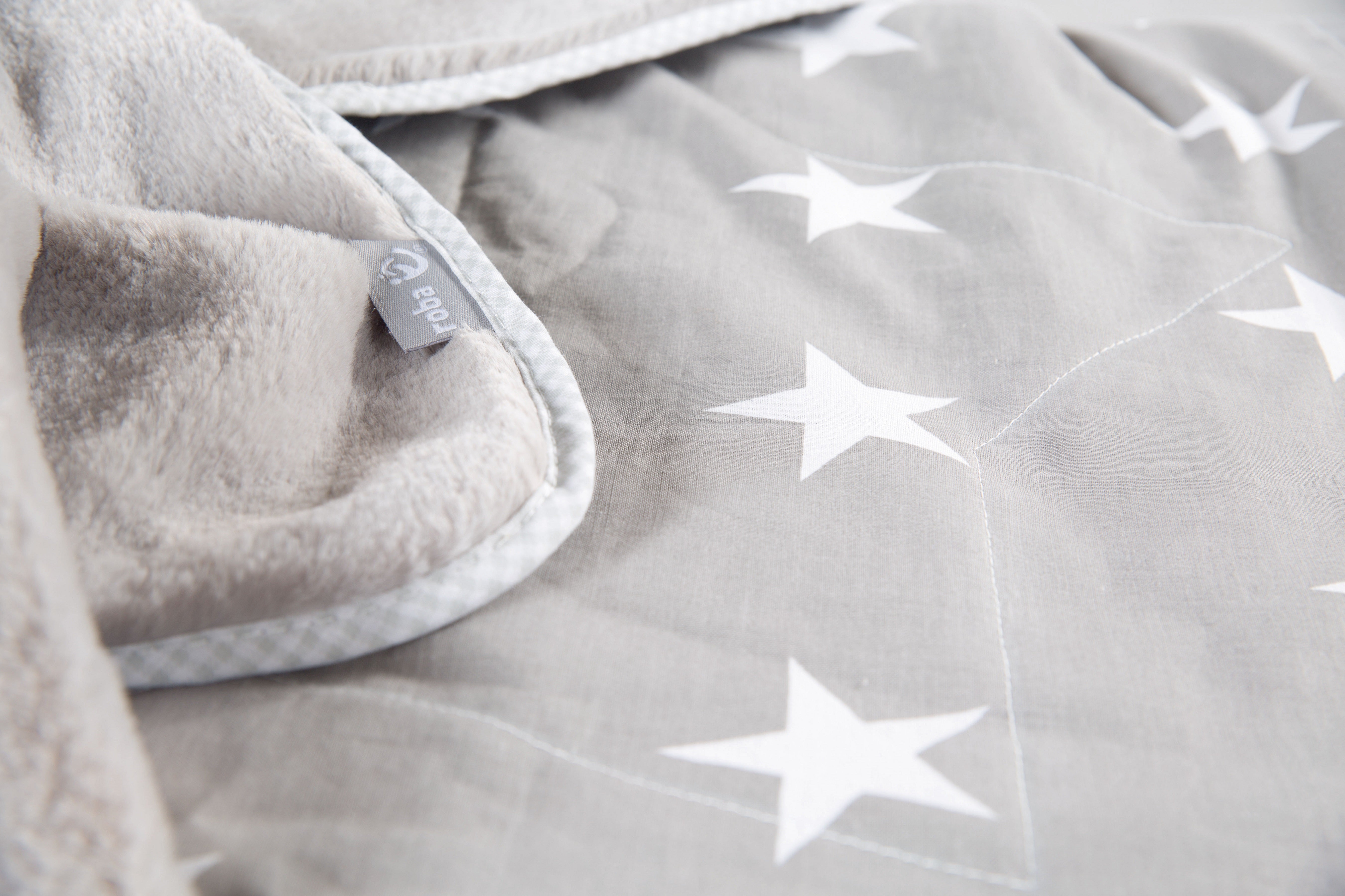 Roba 306100V190 Kuscheldecke, Sternensteppung dunkelgrau – Heim Textilien - Bild 5 Roba 306100V190 Kuscheldecke, Sternensteppung dunkelgrau – Heim Textilien - Produktbild 5
