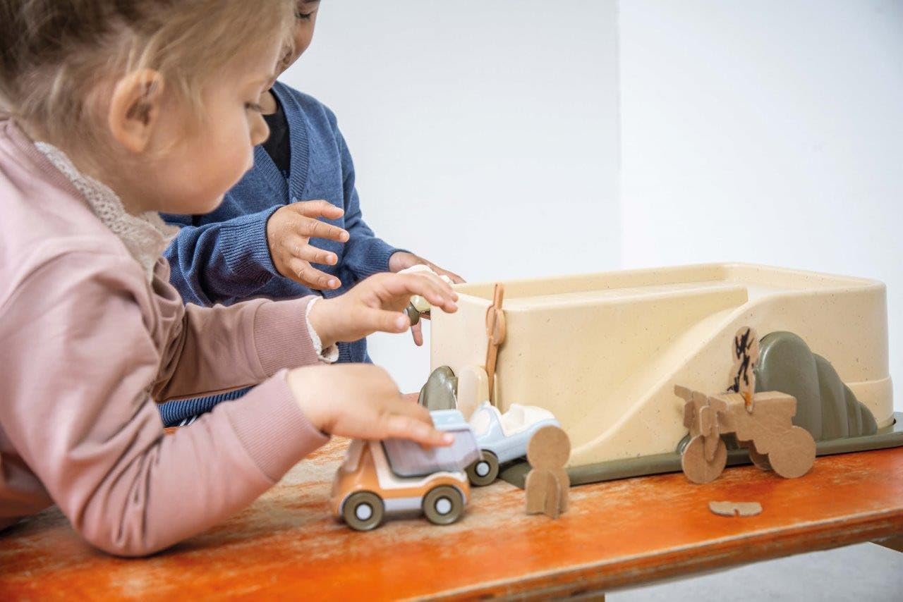 Dantoy 5651 BIO Garage - Spielset mit 3 Autos aus Biokunststoff Dantoy 5651 BIO Garage - Spielset mit 3 Autos aus Biokunststoff