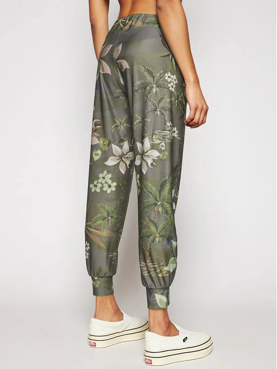 Desigual Damen 3/4-Hose „Camuflower“ - Dunkelkhaki 21SOPK024086 GR. S Bekleidung, Hosen, Person