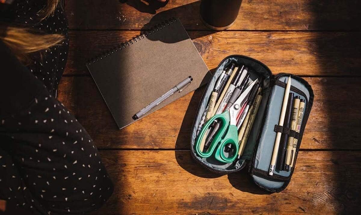 Dakine Federmäppchen School Case - Innenansicht mit Stiften Dakine Federmäppchen School Case - Innenansicht mit Stiften