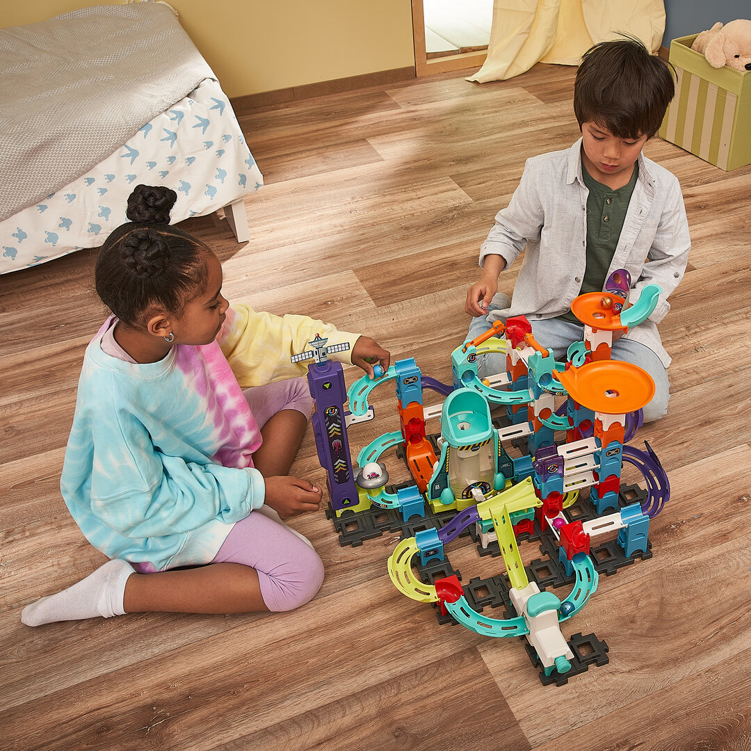 VTech Marble Rush Space Magnetic Set XL300 E magnetische Kugelbahn ab 4 Jahren VTech Marble Rush Space Magnetic Set XL300 E aus Kunststoff 119 Teile, inkl. elektronischem Modul, 5 MarBalls 5 magnetischer Kugeln, U-Kurve, UFO-Aufzug, magnetischer Pendel, fördert Motorik & räumliches Denken, ab 4 J., Abspielen, Socke, Kind, Mädchen,