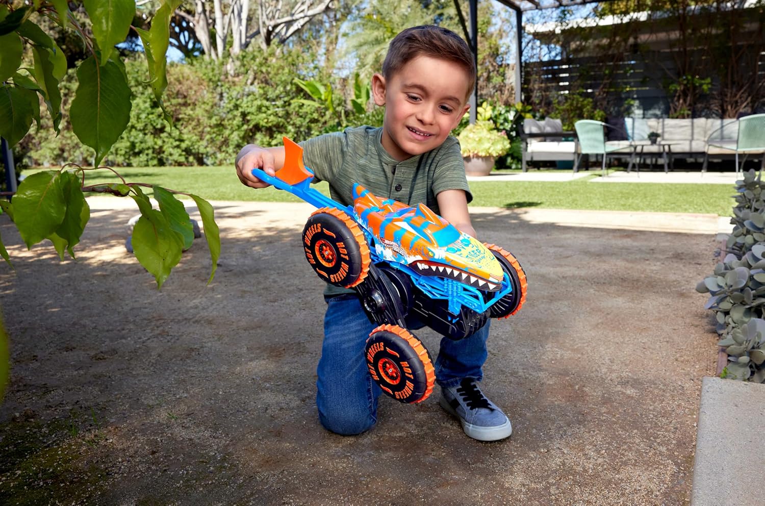 Hot Wheels Monster Trucks Tiger Shark Climber RC mit Fernbedienung JFR39 Gras, Park, Photographie, Portrait, Hosen