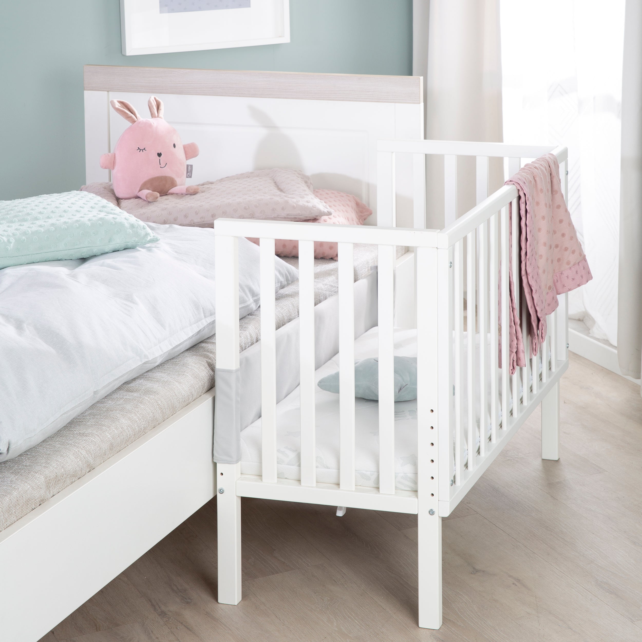 Roba 8970WE1 Beistellbett 2in1 mit Barriere + Matratze weiß – Stubenbetten - Bild 5 Roba 8970WE1 Beistellbett 2in1 mit Barriere + Matratze weiß – Stubenbetten - Produktbild 5