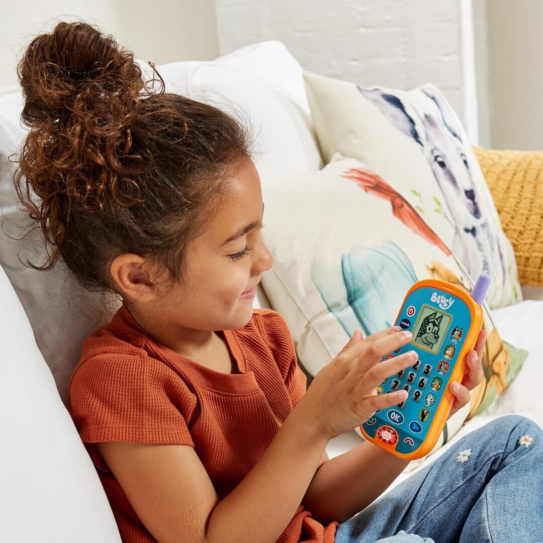 VTech Bluey Lernhandy interaktives Lern-Smartphone ab 3 Jahren VTech Bluey Lernhandy aus Kunststoff in Blau/Multicolor mit LCD-Display, 6 Figurentasten, Originalstimmen & Musik, Mikrofon, Lautstärke, kindersicher ab 3 J.,