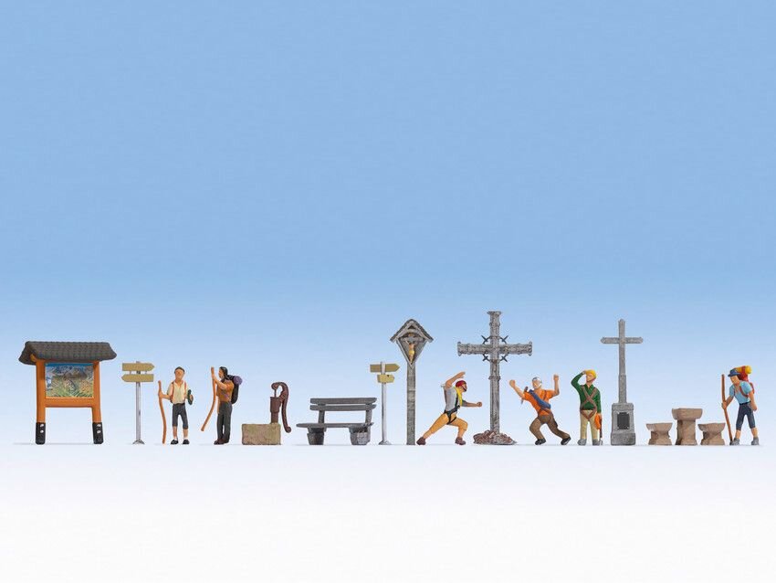 NOCH_16210_Figuren-Themenwelt_„In_den_Bergen“_Inhalt:_6_Figuren,_1_Gipfelkreuz,_1_Brunnen,_2_Wegkreuze,_2_Wanderwegweiser,_1_Holzbank_mit_Lehne,_1_Tisch,_2_Bänke,_1_Wandertafel_mit_Karte