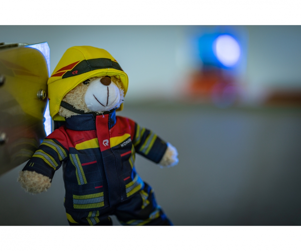 Simba Feuerwehr Plüschbär Rosenbauer, 30cm