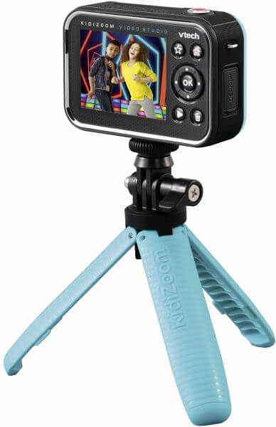 VTech KidiZoom Video Studio HD Kinderkamera mit Greenscreen & HD-Video, ab 5 Jahren VTech KidiZoom Video Studio HD mit Selfie-Linse, Greenscreen, 3 Spielen & 20 Hintergründen, HD-Video bis 720p, 5 MP Kamera, 4× Zoom, Mini-Stativ & USB-Akku, ab 5 Jahren,