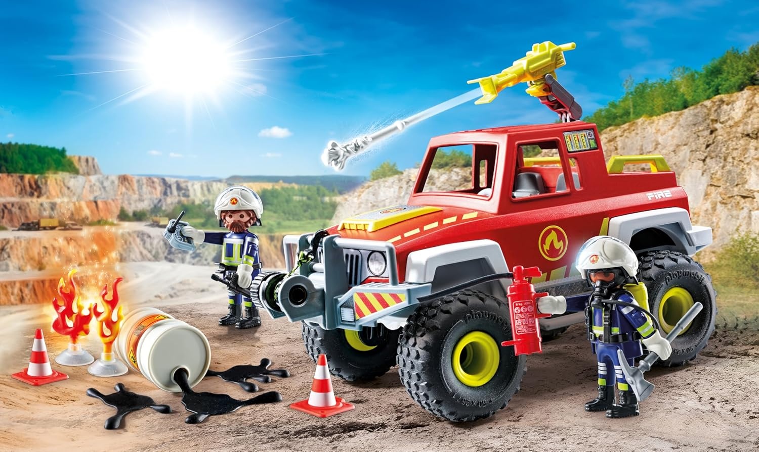 PLAYMOBIL 71824 - Action Heroes: Feuerwehrtruck mit Figur & Ölfass-Einsatz Helme, Person, Maschine, Rad