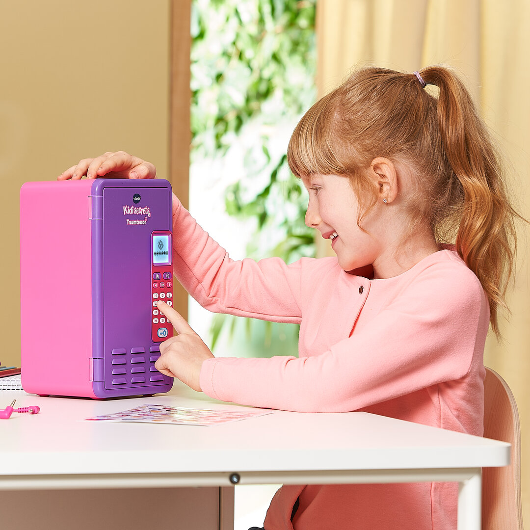 VTech Kidisecrets Traumtresor interaktiver Kindersafe ab 6 Jahren VTech Kidisecrets Traumtresor aus Kunststoff in Pink/Violett, Safe mit Zahlencode, LCD-Uhr, 6 Spiele, Wecker, Timer, 3 Lieder & 10 Melodien, 3 Fächer, Aufkleber, kindersicher ab 6 J., Kopf, Person, Gesicht, Kind, Mädchen