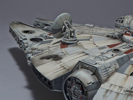 Revell 01206 BANDAI Millennium Falcon Perfect Grade Modellbausatz 1:72 mit LED-Einheit Raumschiff, Transport, Fahrzeug, Flugzeug, Panzer