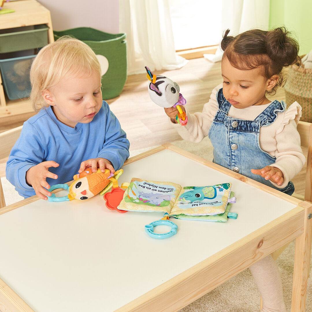 VTech Babys Tierfreunde-Geschenkset Motorik-Spielzeug ab 6 Monaten VTech Babys Tierfreunde-Geschenkset aus 3 Teilen: weiches Stoffbuch, Zebrarassel, Vogel mit Spiegel & Beißhilfe; 6 Lieder, 45 Melodien, 82 % recycelter Plüsch, kindersicher ab 0,5 J., Abspielen, Person, Mobiliar, Tabelle