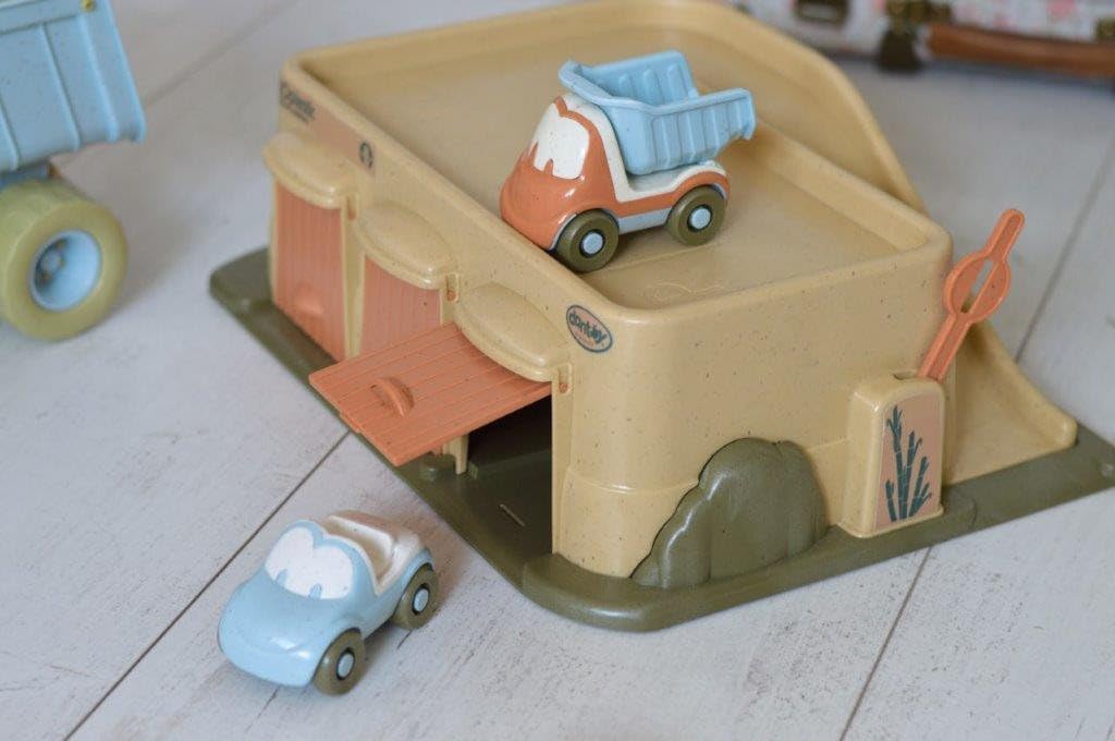 Dantoy 5651 BIO Garage - Spielset mit 3 Autos aus Biokunststoff Dantoy 5651 BIO Garage - Spielset mit 3 Autos aus Biokunststoff