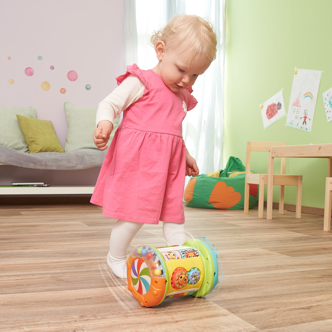 VTech 3-in-1 Rollende Entdecker-Trommel musikalischer Motorik-Spaß ab 9 Monaten VTech 3-in-1 Rollende Entdecker-Trommel in buntem Kunststoff 13,8×18,8 cm, Rollen, Trommeln, 5 Entdeckerseiten mit Leucht-Klavier, Musik 7 Lieder, 18 Melodien, Bewegungssensor, kindersicher, ab 9 Monaten, Innenarchitektur, Hartholz, Holz, Person, Bodenbe