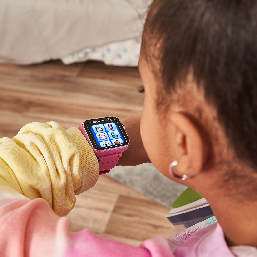 VTech KidiZoom Smart Watch MAX pink Kinder-Smartwatch mit Duokamera & Touchscreen, ab 5 Jahren VTech KidiZoom Smart Watch MAX pink mit Touch-Display 1,69, Duokamera für Fotos/Video, Schrittzähler, Spiele & Kreativ-Apps, Wecker, Musik-Player, USB-Akku, spritzwassergeschützt, ab 5 Jahren, Person, Armbanduhr, Arm, Körperteil, Kopf