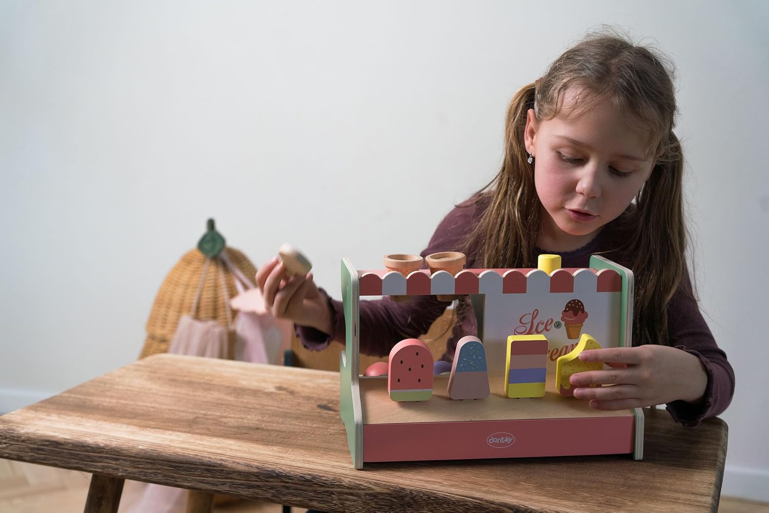 Dantoy 4774 Eiscreme-Shop - Holzspielset in Geschenkbox, 12-teilig Dantoy 4774 Eiscreme-Shop - Holzspielset in Geschenkbox, 12-teilig