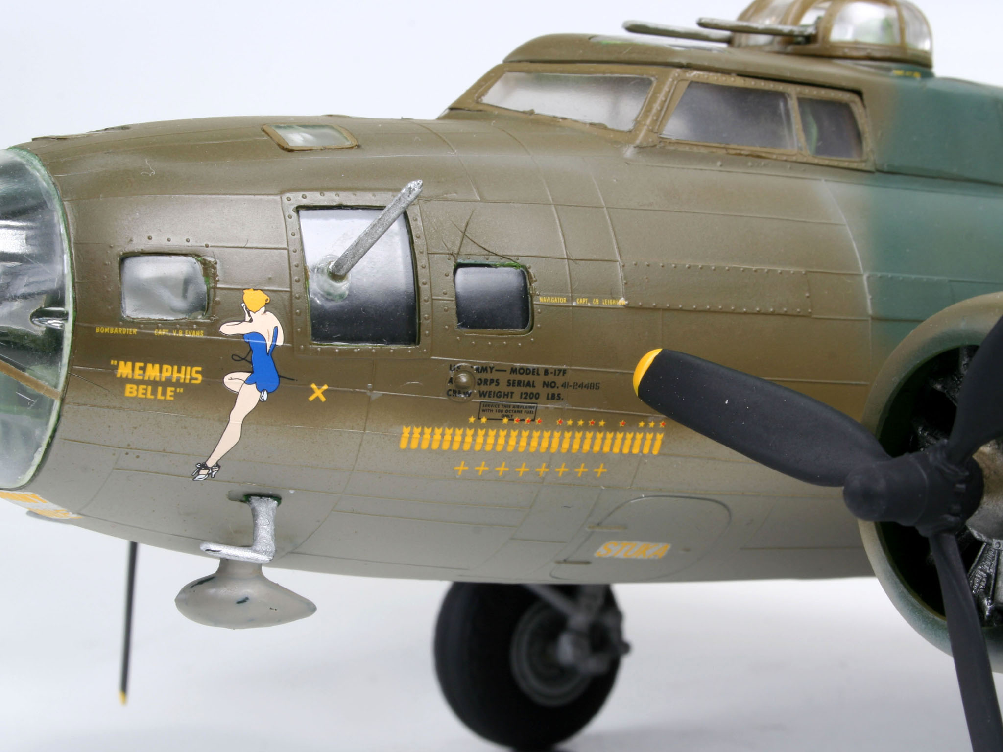Revell 04297 B-17F "Memphis Belle" Modellbausatz Flugzeug, Kampfflugzeug, Bomber, Person, Rad