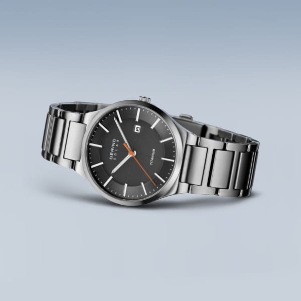 Bering 15239-779 Herrenuhr, Titan/Solar, Silber/Schwarz Bering 15239-779 Herrenuhr, Titan/Solar, Silber/Schwarz