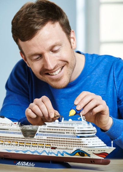 Revell 05230 Kreuzfahrtschiff AIDA Blu / Sol / Mar / Stella Modellbausatz Finger, Person, Portrait, Erwachsener, Mann, Finger, Person, Photographie, Portrait, Mann